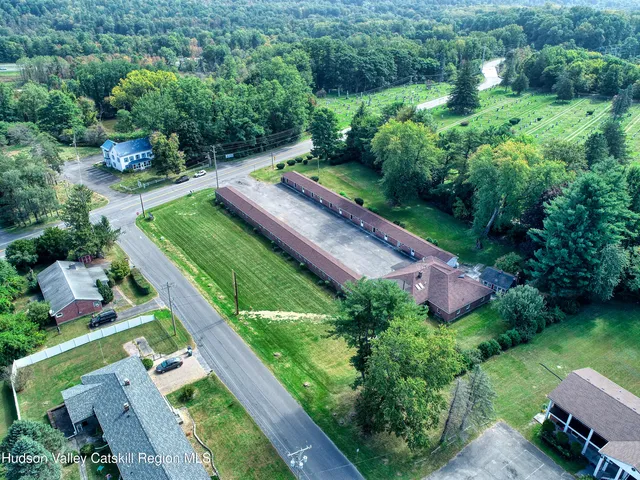 a view of yard with green space