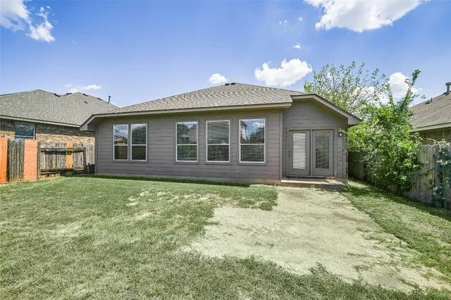 a view of a house with yard