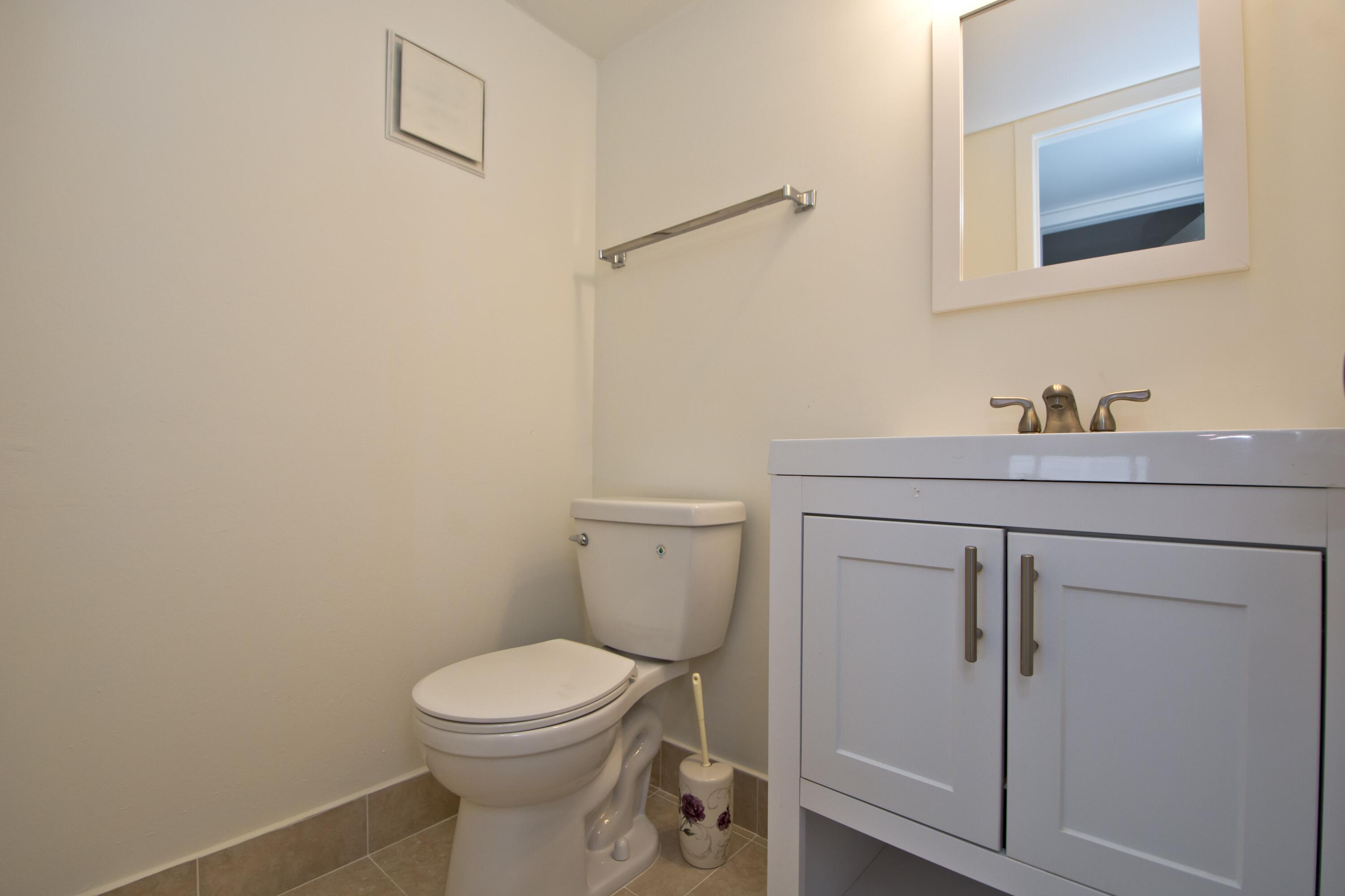 402 Brighton J Boca Raton, FL 33434 - Photo 11 of 24 Guest Bathroom