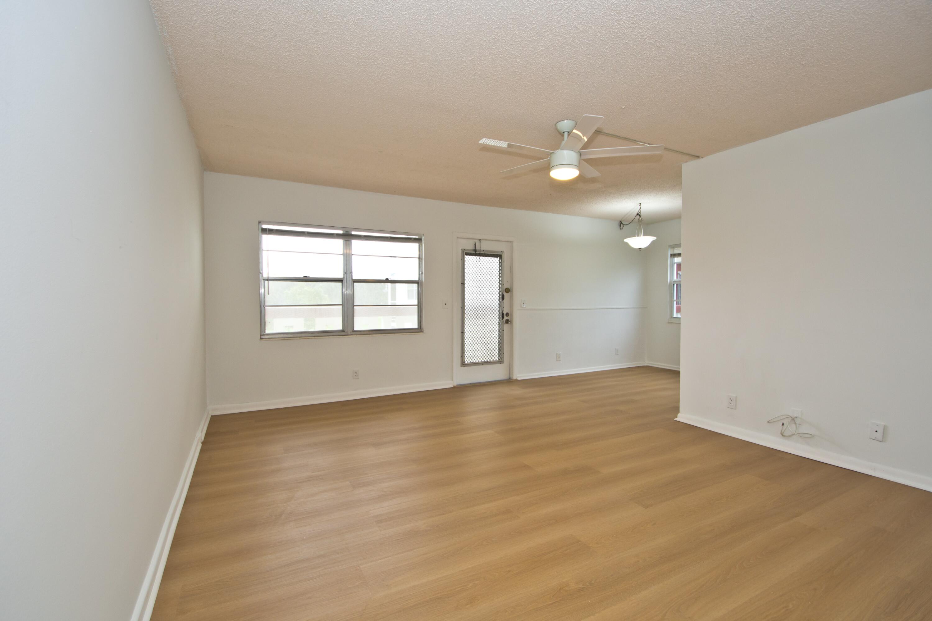 402 Brighton J Boca Raton, FL 33434 - Photo 2 of 24 Living Room