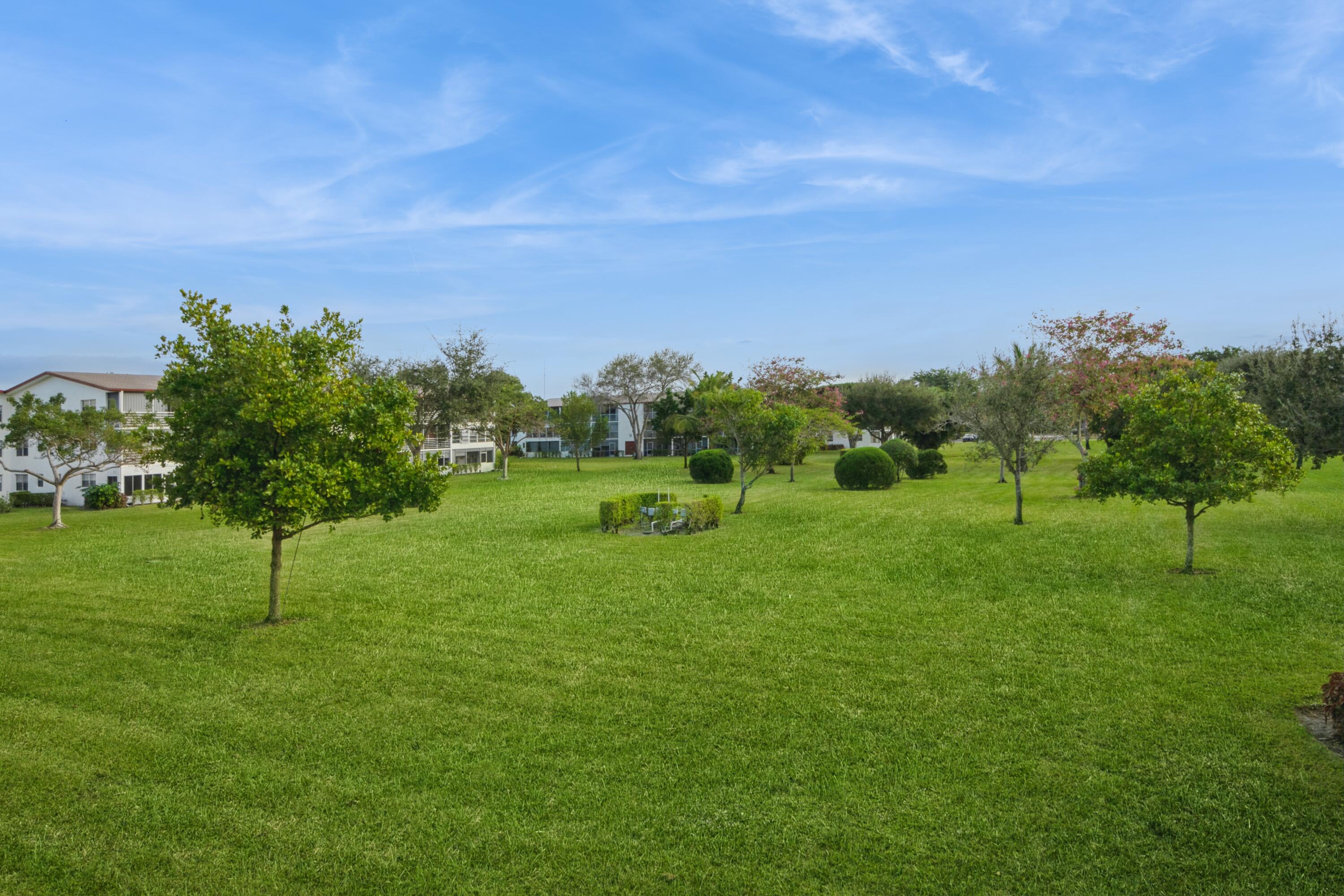 402 Brighton J Boca Raton, FL 33434 - Photo 22 of 24 Lots of green!