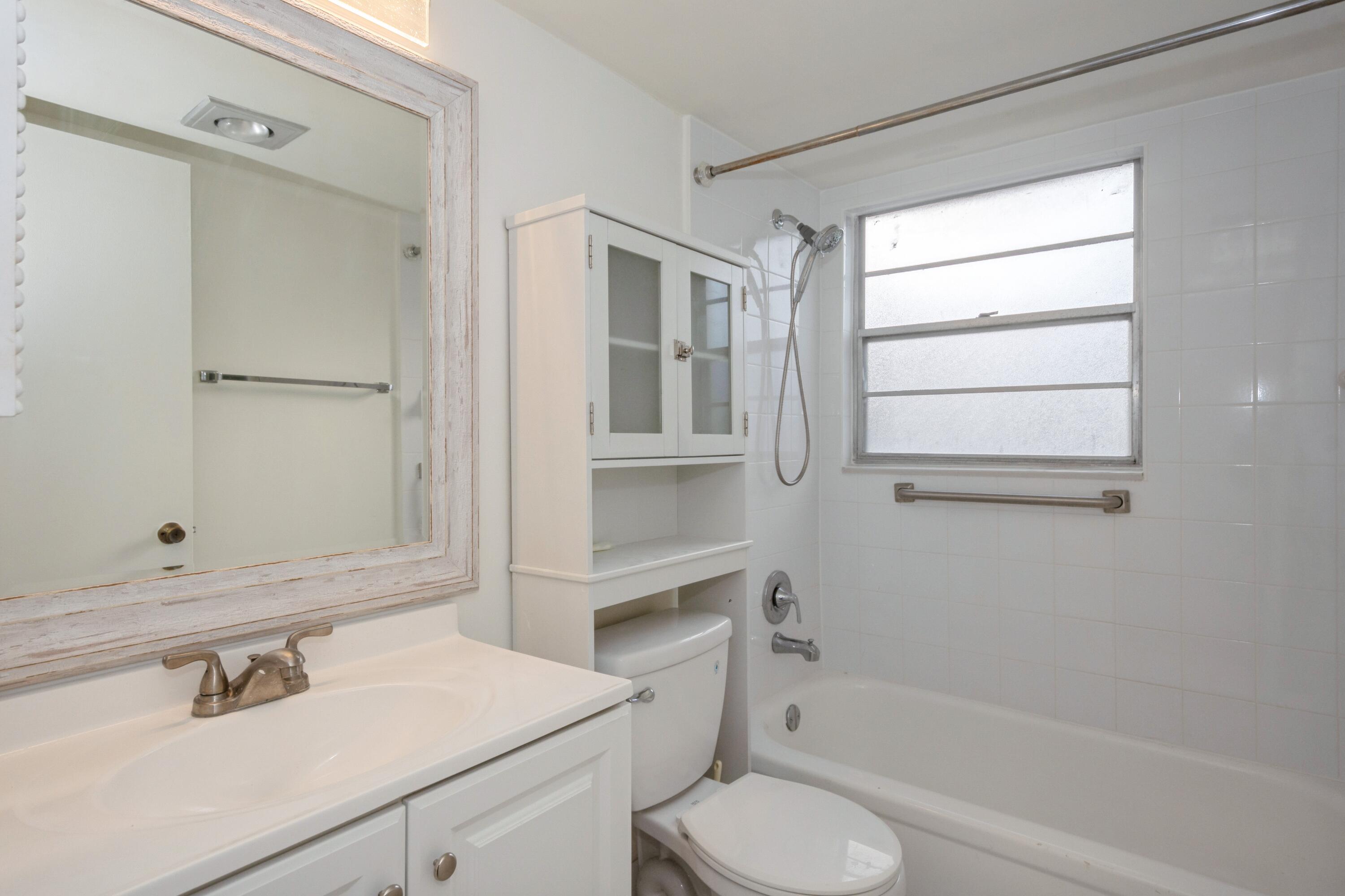 402 Brighton J Boca Raton, FL 33434 - Photo 7 of 24 Bathroom