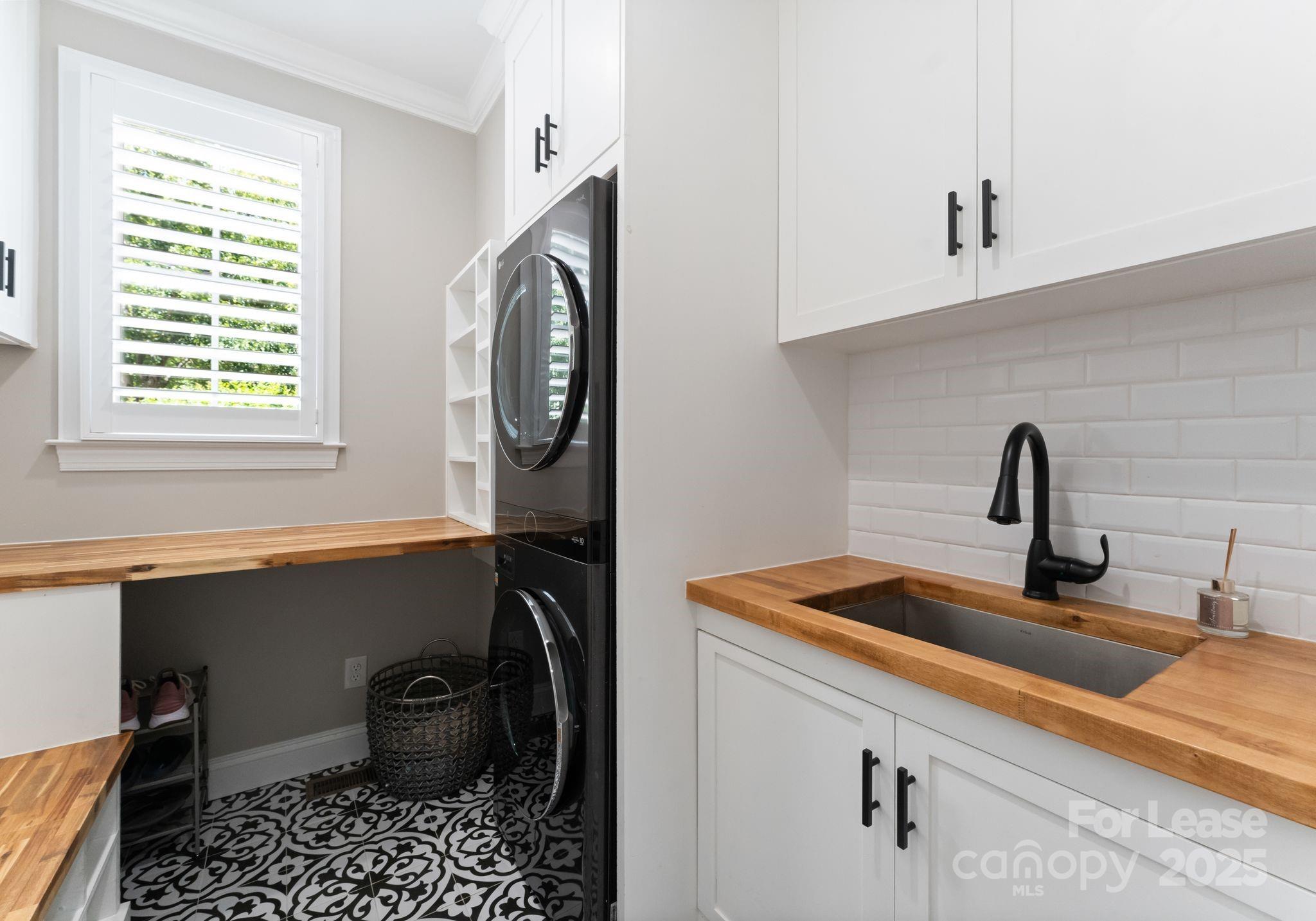 18807 Dembridge Drive Davidson, NC 28036 - Photo 21 of 35 a kitchen with a sink and a refrigerator