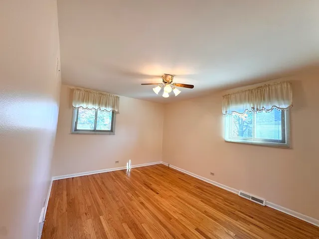 $2,800 | 1042 West Central Road, Mount Prospect, IL 60056