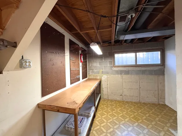 $2,800 | 1042 West Central Road, Mount Prospect, IL 60056