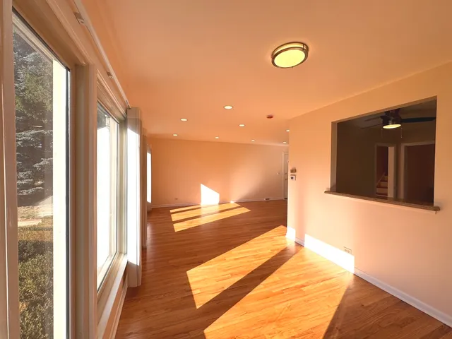 $2,800 | 1042 West Central Road, Mount Prospect, IL 60056