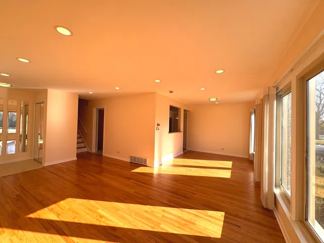 $2,800 | 1042 West Central Road, Mount Prospect, IL 60056