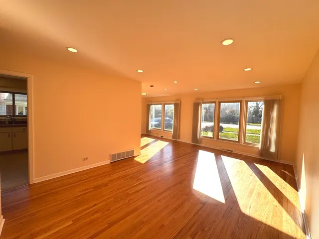 $2,800 | 1042 West Central Road, Mount Prospect, IL 60056