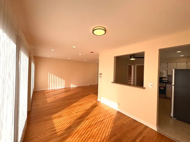 $2,800 | 1042 West Central Road, Mount Prospect, IL 60056