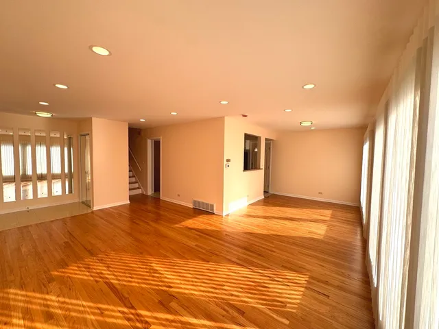 $2,800 | 1042 West Central Road, Mount Prospect, IL 60056