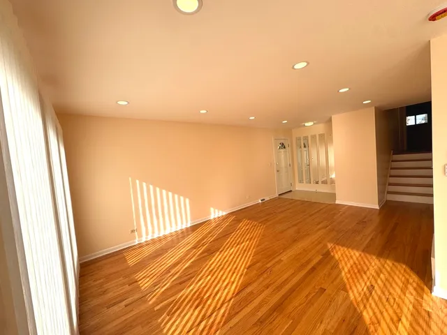 $2,800 | 1042 West Central Road, Mount Prospect, IL 60056