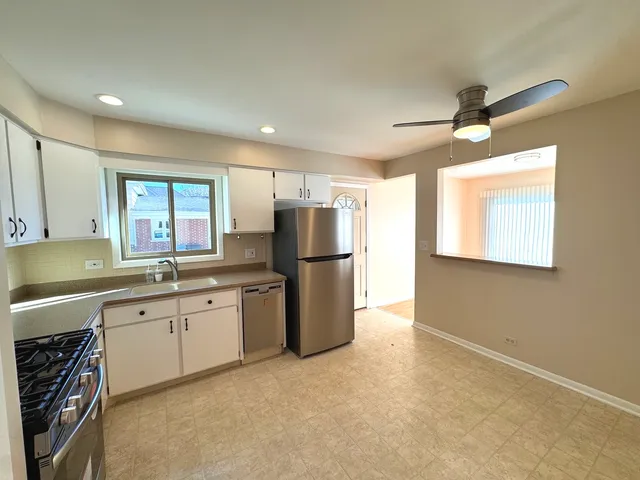 $2,800 | 1042 West Central Road, Mount Prospect, IL 60056