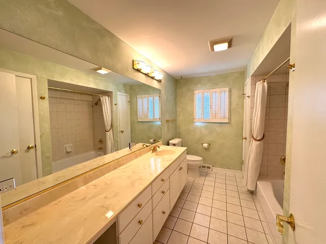 $2,800 | 1042 West Central Road, Mount Prospect, IL 60056