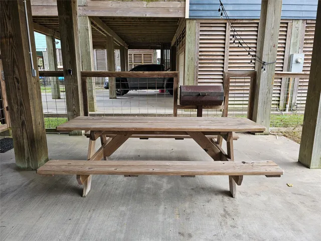 a view of entryway with a outdoor space