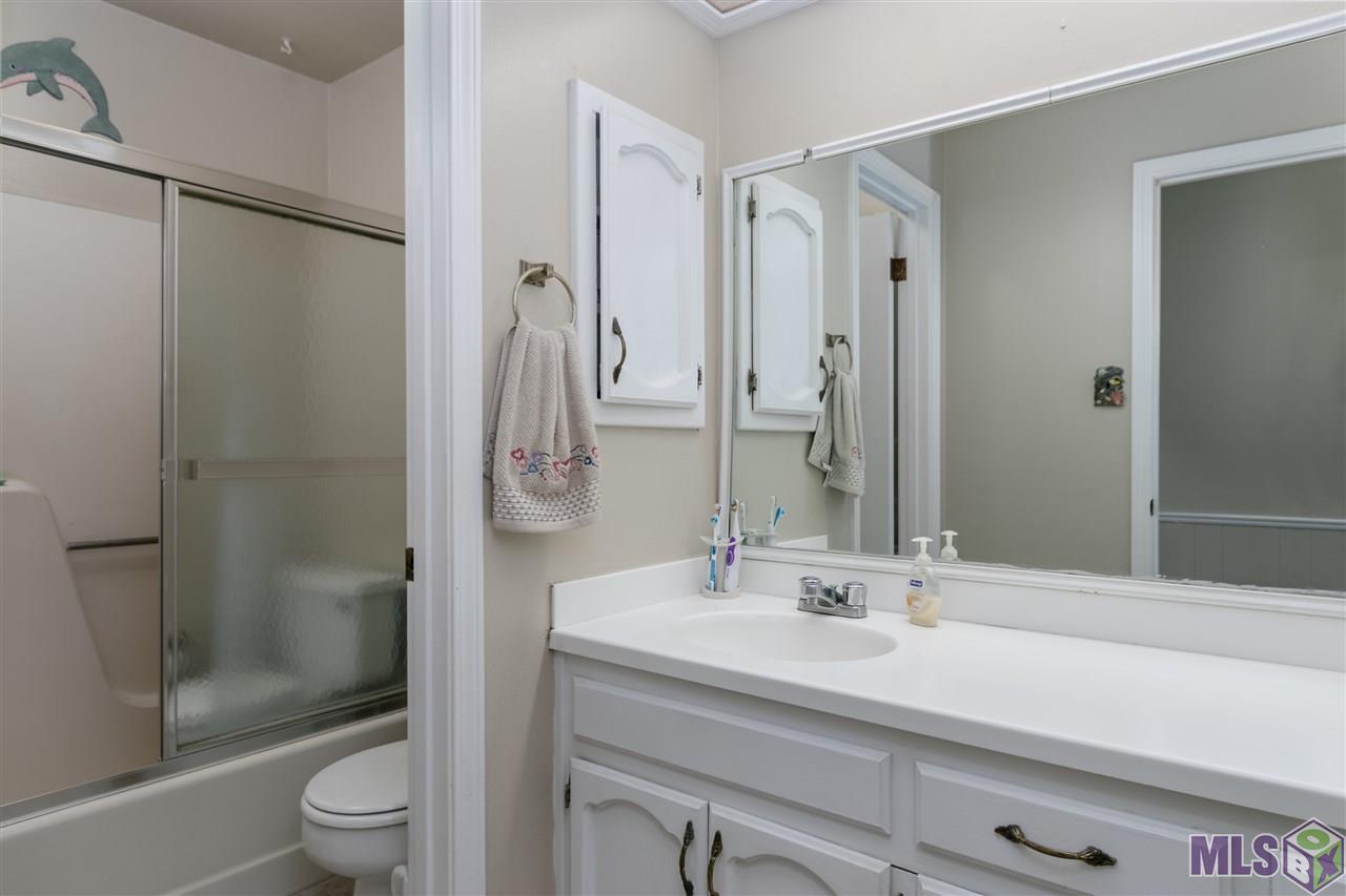 15528 Springwood Avenue Baton Rouge, LA 70817 - Photo 12 of 17 Hall Bath