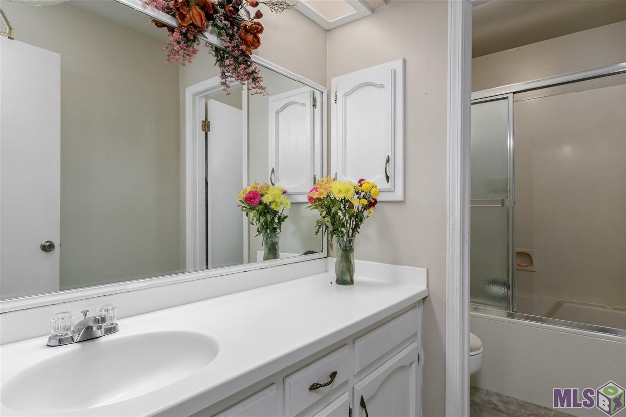 15528 Springwood Avenue Baton Rouge, LA 70817 - Photo 9 of 17 Master Bath