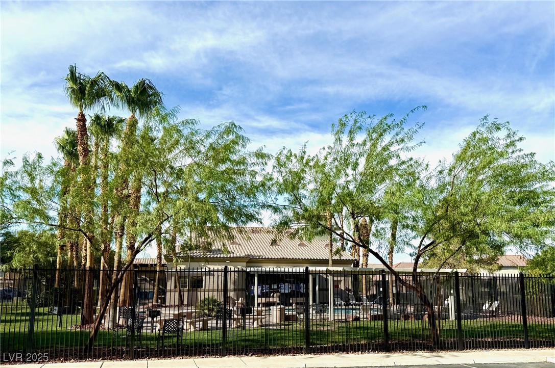 5437 Raccoon Valley Lane Las Vegas, NV 89122 - Photo 38 of 44 Clubhouse, pool and spa