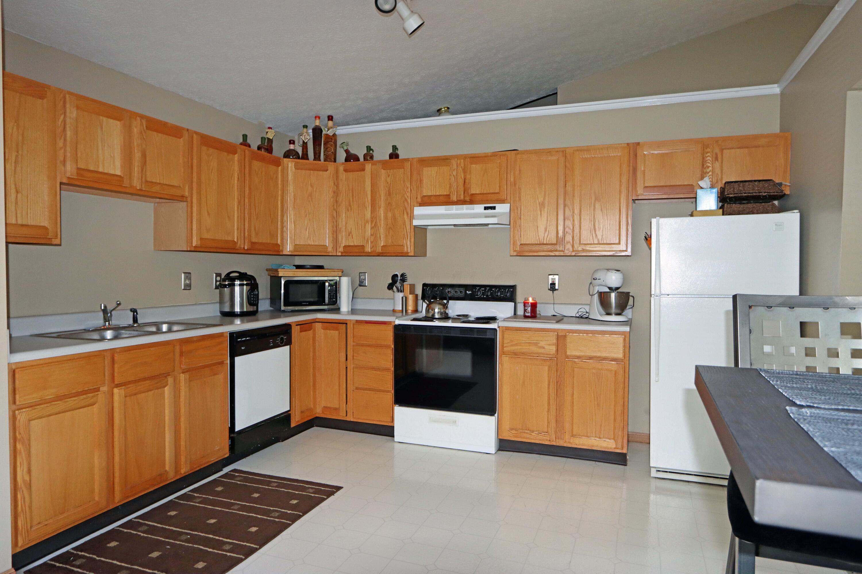 3550 Rocky Road Columbus, OH 43223 - Photo 9 of 28 Lots of cabinets & counter space