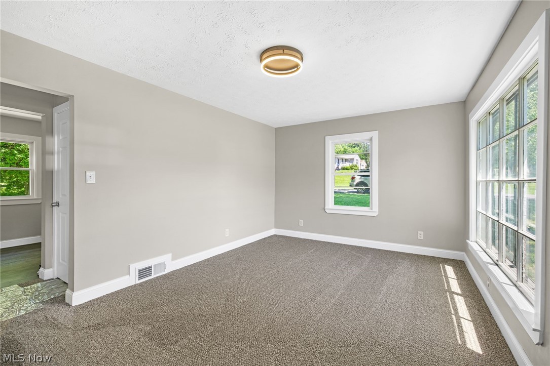 1371 Krumroy Road Akron, OH 44306 - Photo 4 of 32