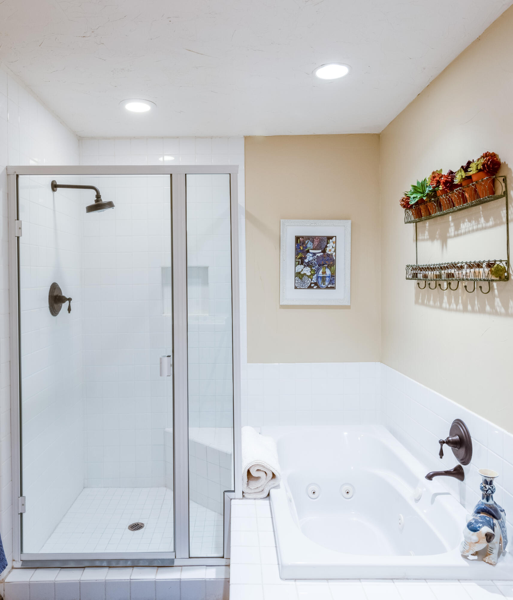 40162 Vía Del Oro Rancho Mirage, CA 92270 - Photo 20 of 34 a bathroom with a bathtub and a shower