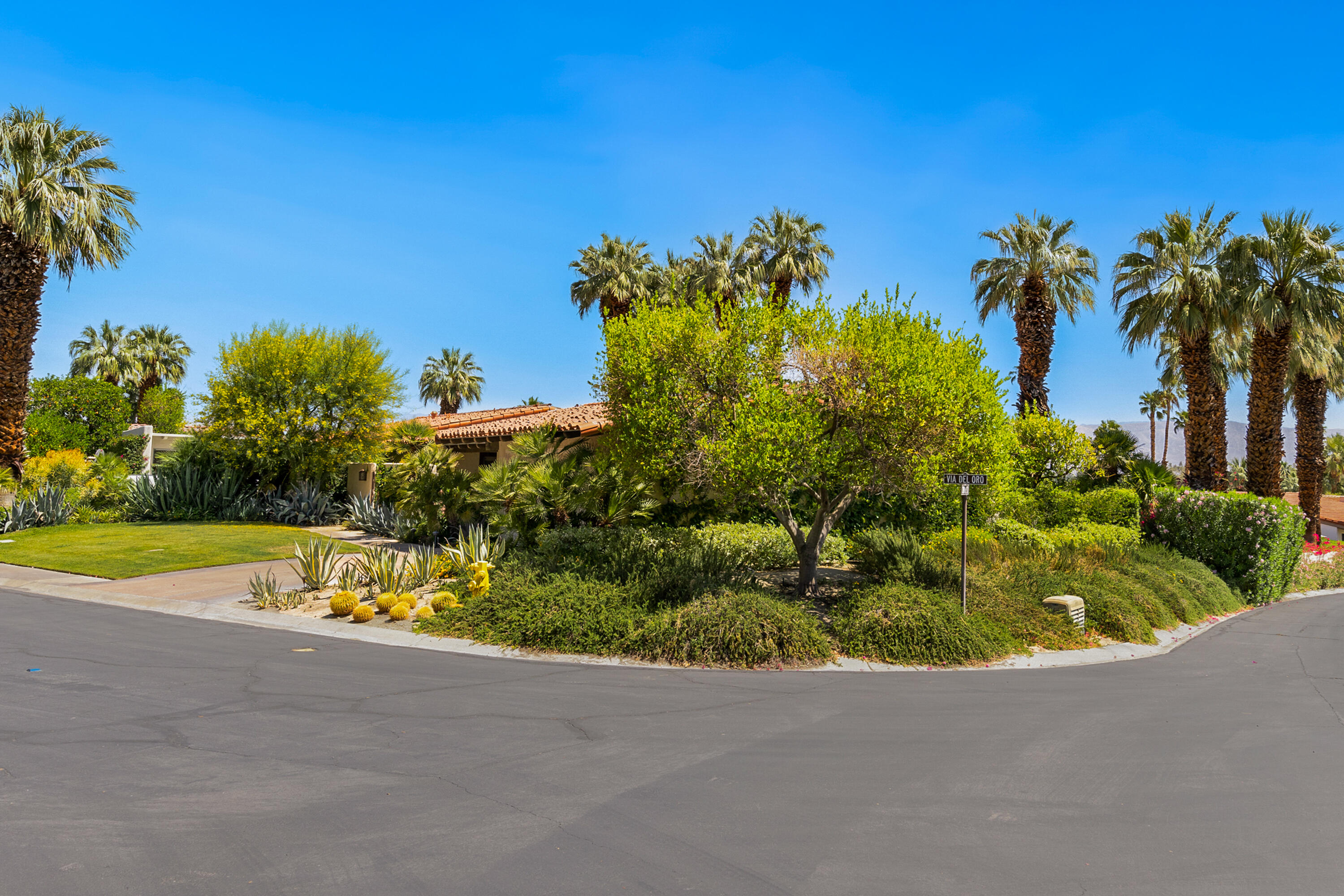 40162 Vía Del Oro Rancho Mirage, CA 92270 - Photo 33 of 34 a view of a swimming pool with a yard