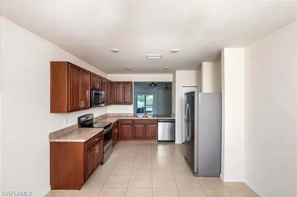 $2,100 | 2802 40th Street Southwest, Lehigh Acres, FL 33976