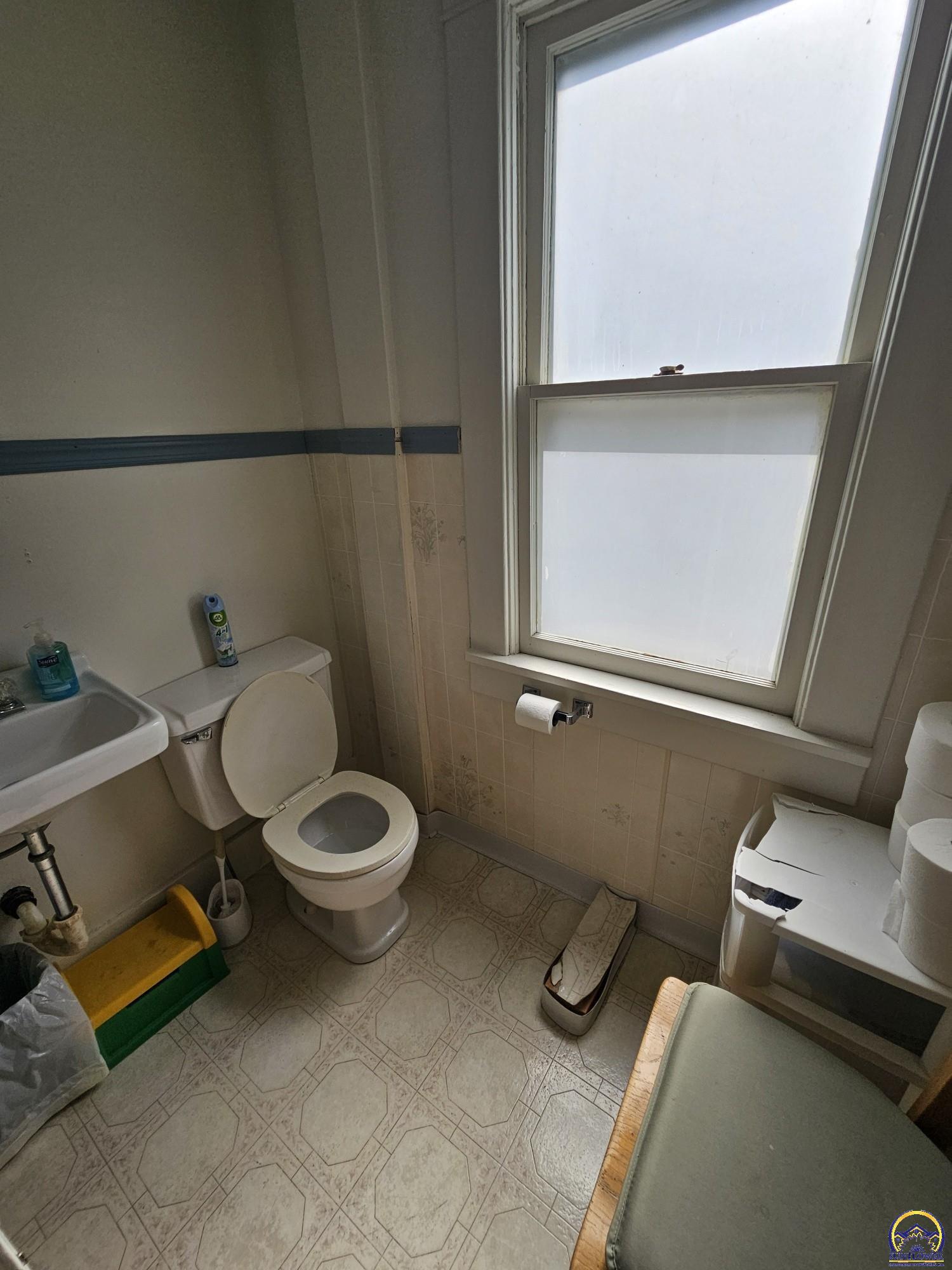 603 Southwest 8th Street Topeka, KS 66612 - Photo 17 of 24 2nd flr bath