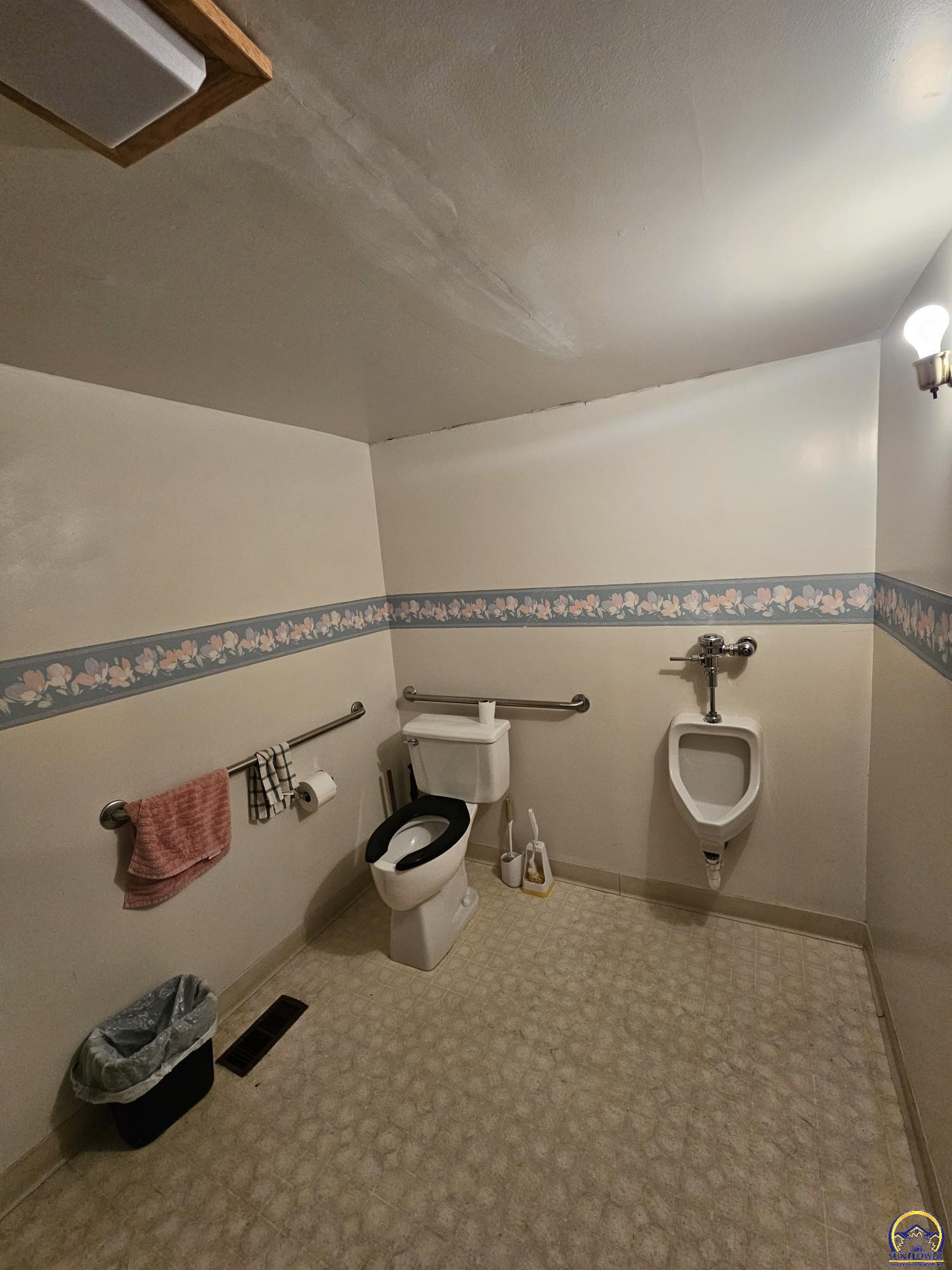 603 Southwest 8th Street Topeka, KS 66612 - Photo 6 of 24 1st floor bath