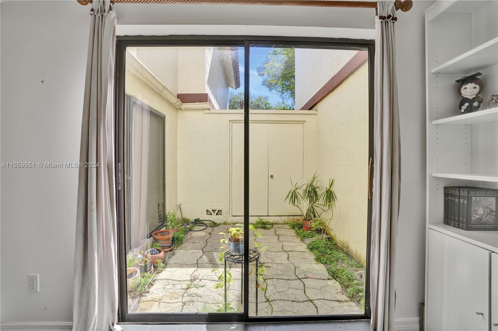 337 Ives Dairy Road, Unit 33704 Miami, FL 33179 - Photo 17 of 22 a view of a entryway