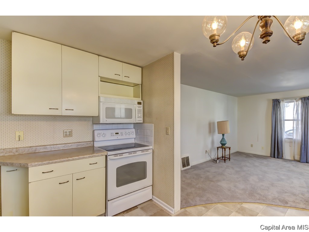 2118 East Pickett Street Springfield, IL 62703 - Photo 5 of 32 Gallery Image 5