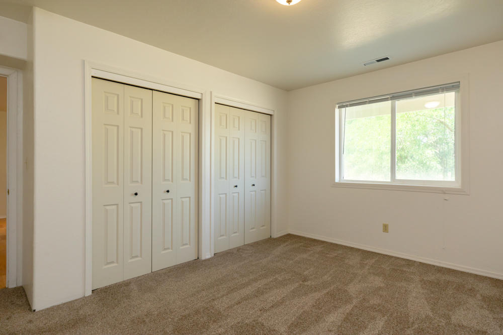 8906 Rockinghorse Lane Klamath Falls, OR 97603 - Photo 9 of 32 Downstairs Bedroom 1