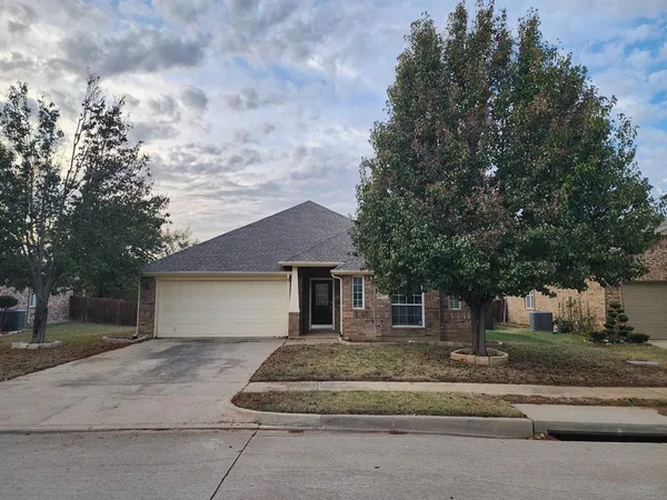 $2,300 | 633 Grayson Lane, Lake Dallas, TX 75065