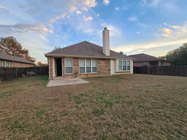 $2,300 | 633 Grayson Lane, Lake Dallas, TX 75065