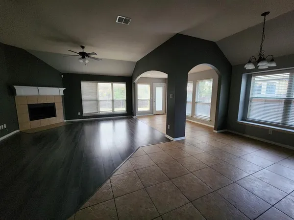 $2,300 | 633 Grayson Lane, Lake Dallas, TX 75065