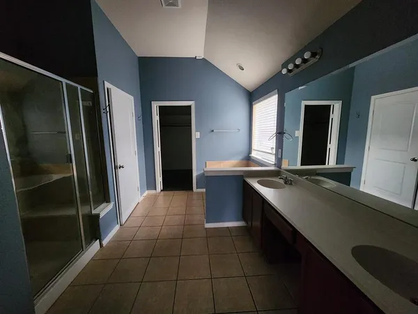 $2,300 | 633 Grayson Lane, Lake Dallas, TX 75065