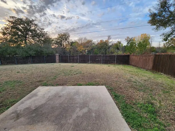 $2,300 | 633 Grayson Lane, Lake Dallas, TX 75065