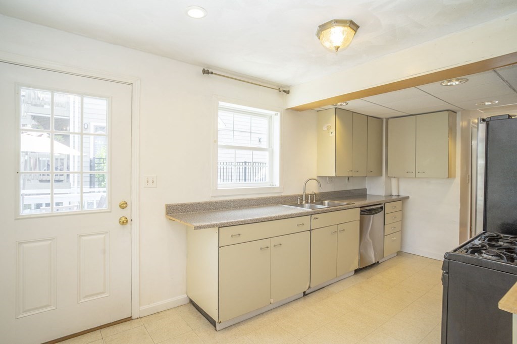 161 Pilgrim Road Weymouth, MA 02191 - Photo 5 of 42