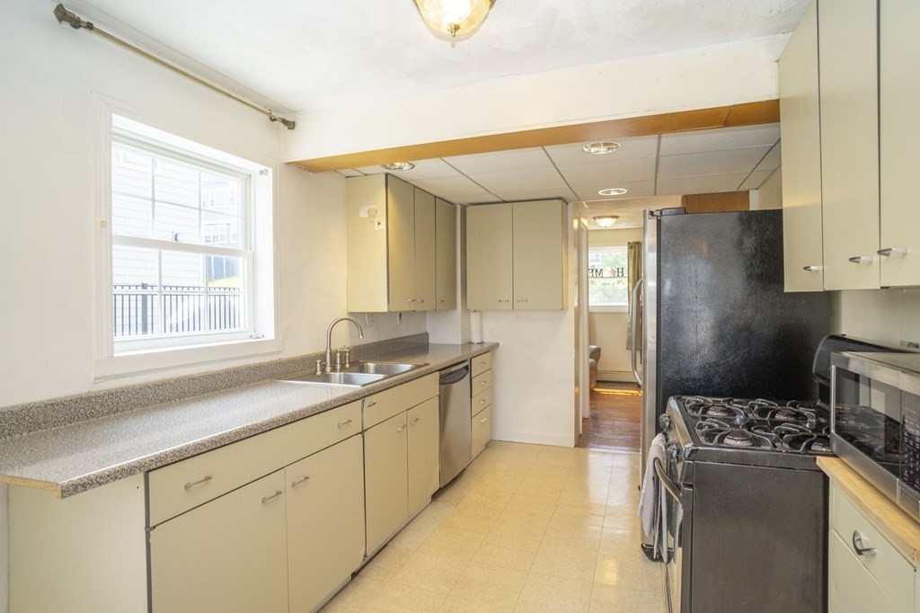 161 Pilgrim Road Weymouth, MA 02191 - Photo 7 of 42