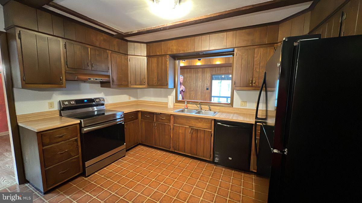 6728 Hemlock Point Road New Market, MD 21774 - Photo 6 of 28 a kitchen with stainless steel appliances granite countertop a sink stove and refrigerator