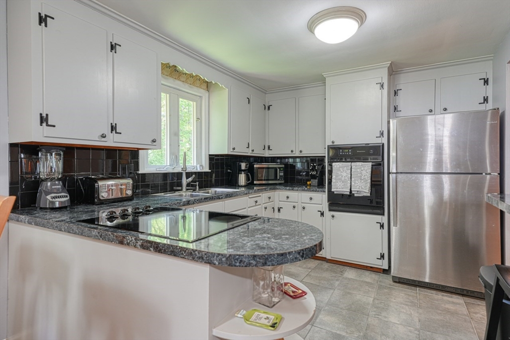 39 Skelton Road Burlington, MA 01803 - Photo 5 of 16 Gallery Image 5