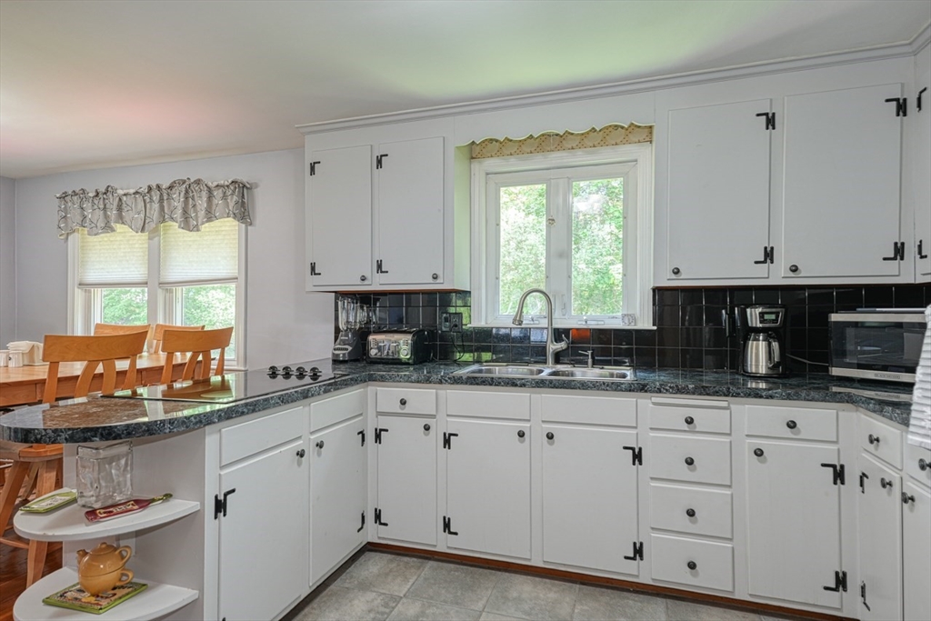 39 Skelton Road Burlington, MA 01803 - Photo 6 of 16 Gallery Image 6