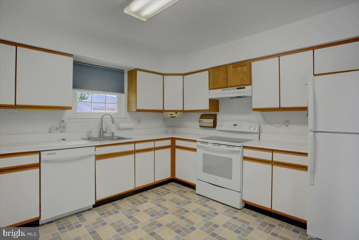 5671 Crabapple Drive Frederick, MD 21703 - Photo 4 of 31 a kitchen with stainless steel appliances granite countertop a sink and cabinets