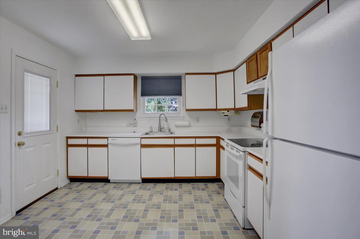 5671 Crabapple Drive Frederick, MD 21703 - Photo 5 of 31 a kitchen with granite countertop a sink a stove top oven and cabinets