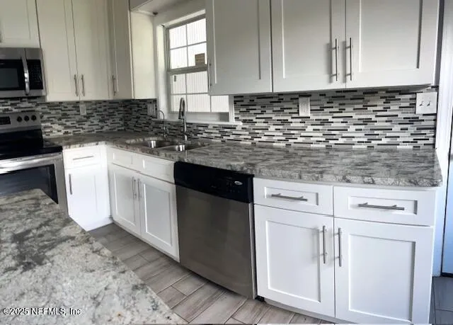 a view of a yard with a tree