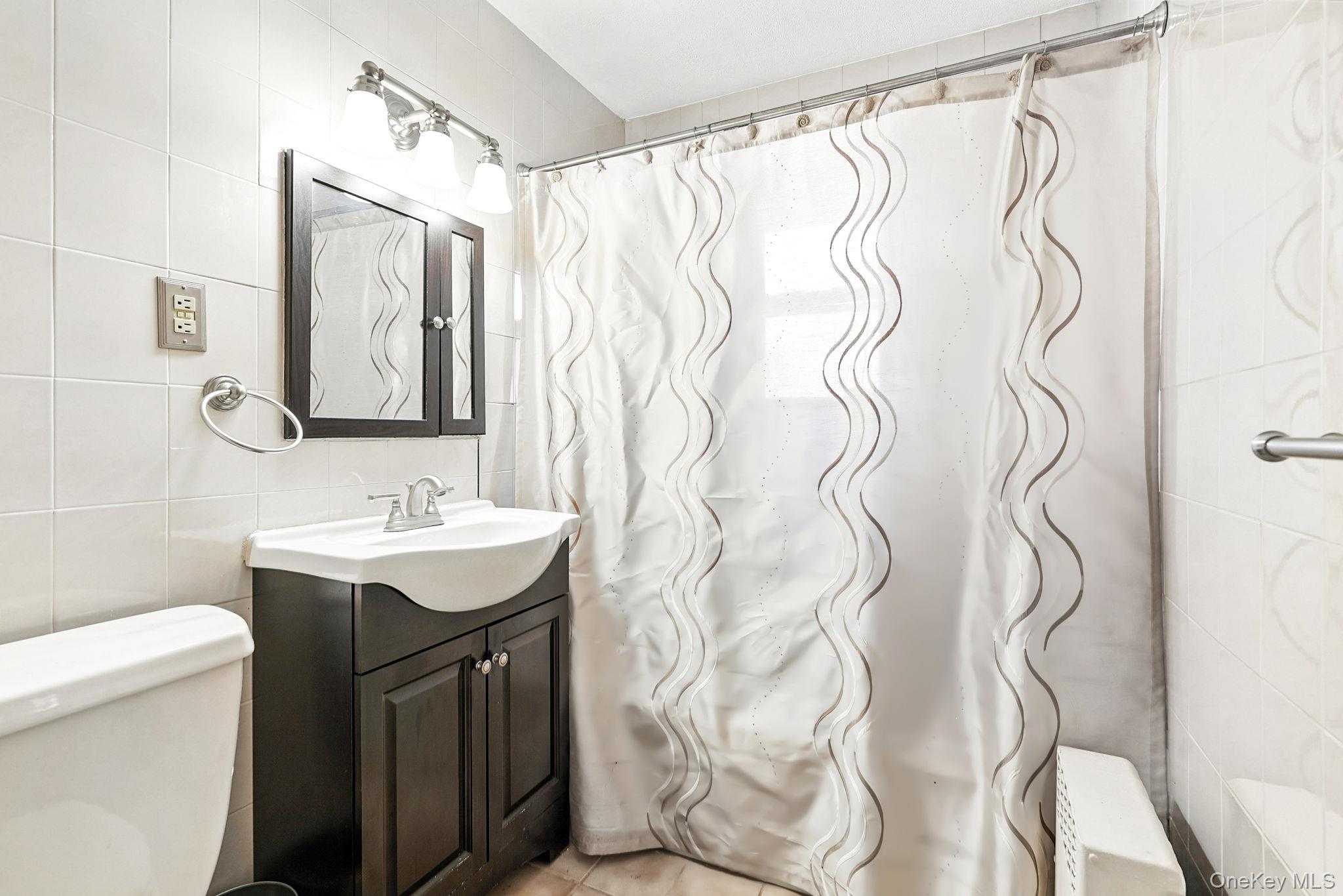 1245 Rhinelander Avenue Bronx, NY 10461 - Photo 21 of 34 Upstairs Hall Bathroom