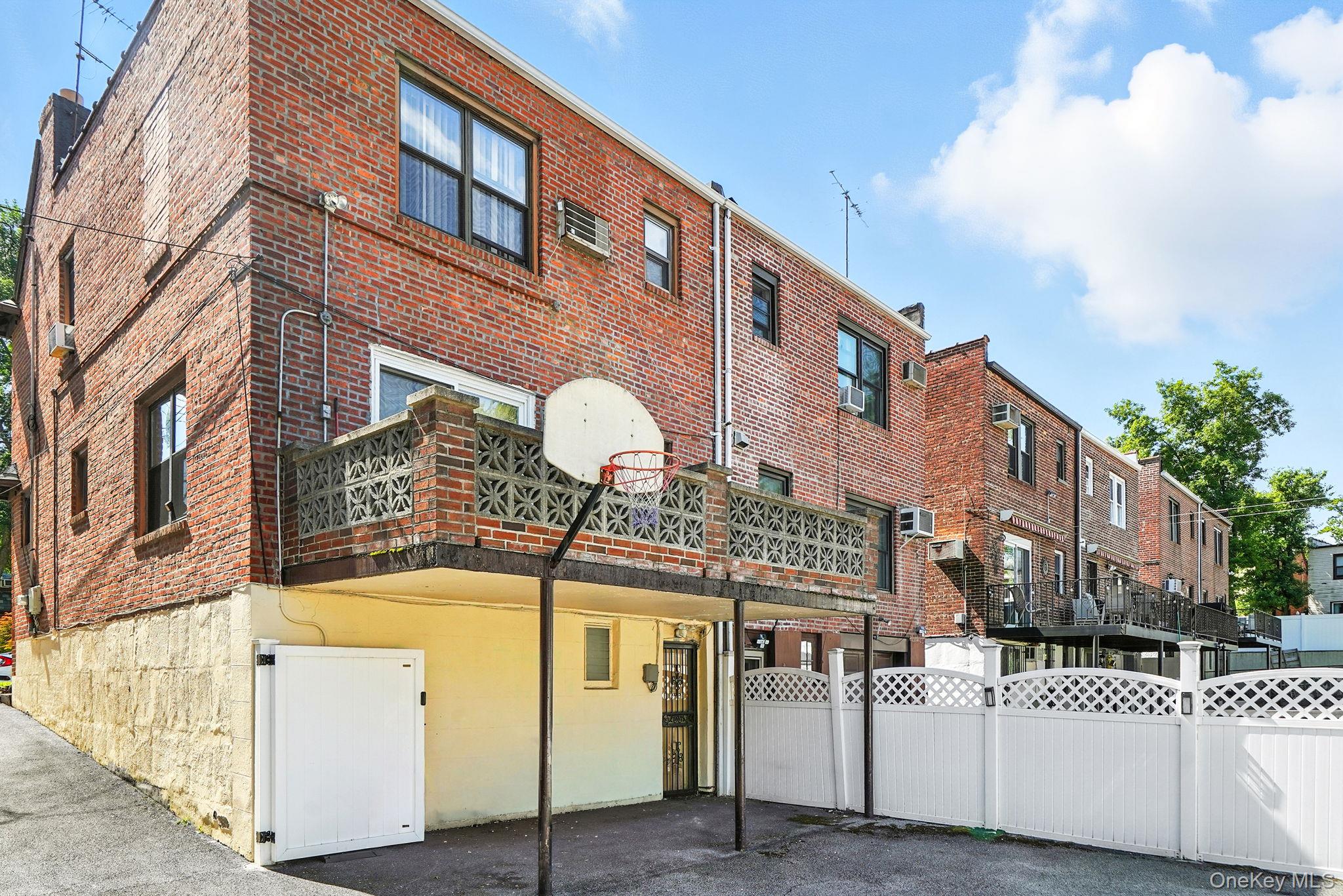 1245 Rhinelander Avenue Bronx, NY 10461 - Photo 31 of 34 View of property