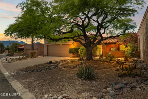 $380,000 | 1899 West Vía De La Gloria, Green Valley, AZ 85622