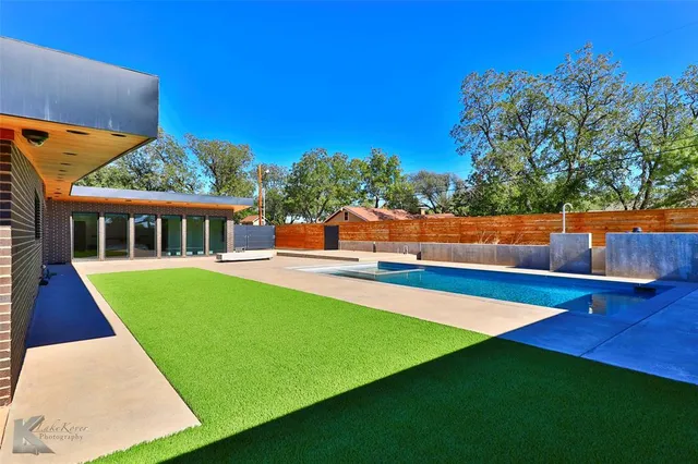 a view of a house with a backyard