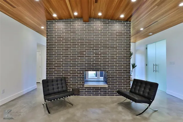 a view of entryway with livingroom