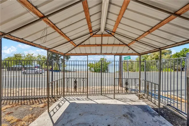 a view of entryway with a backyard
